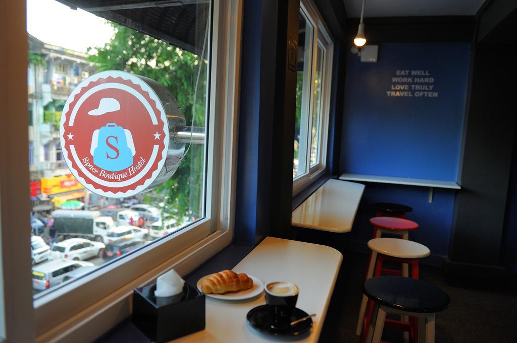 Space Boutique Hostel ヤンゴン エクステリア 写真