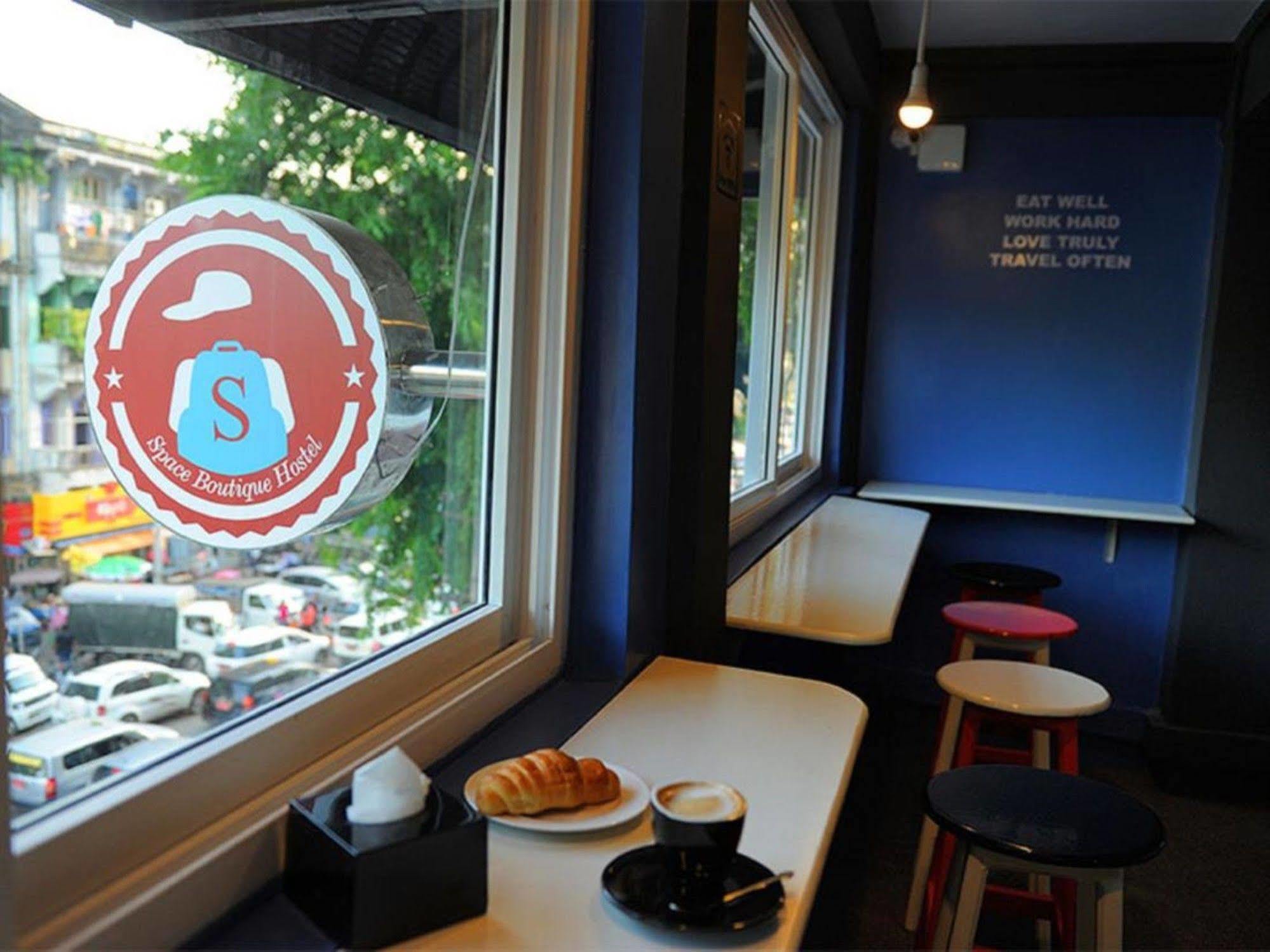 Space Boutique Hostel ヤンゴン エクステリア 写真