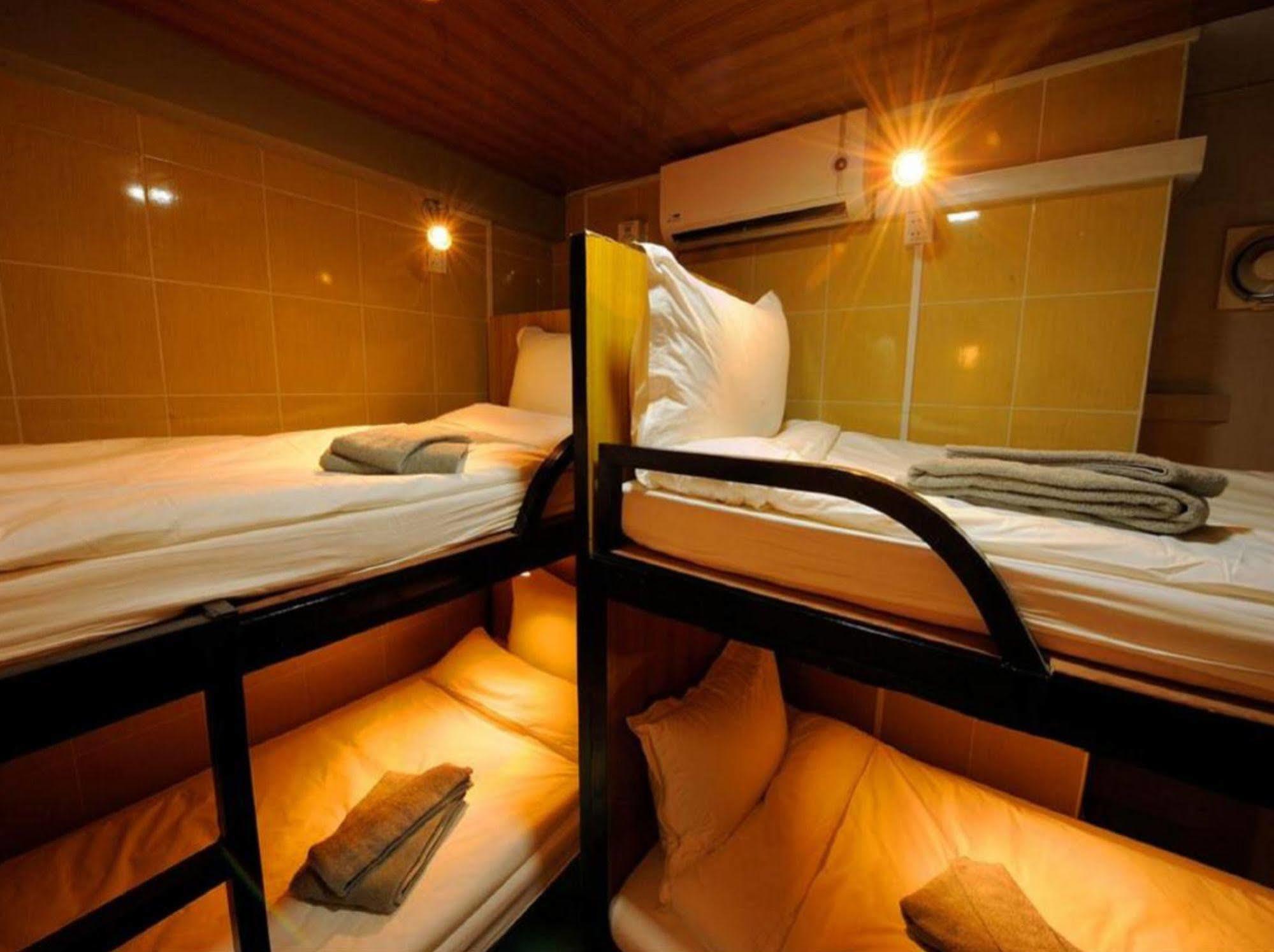 Space Boutique Hostel ヤンゴン エクステリア 写真