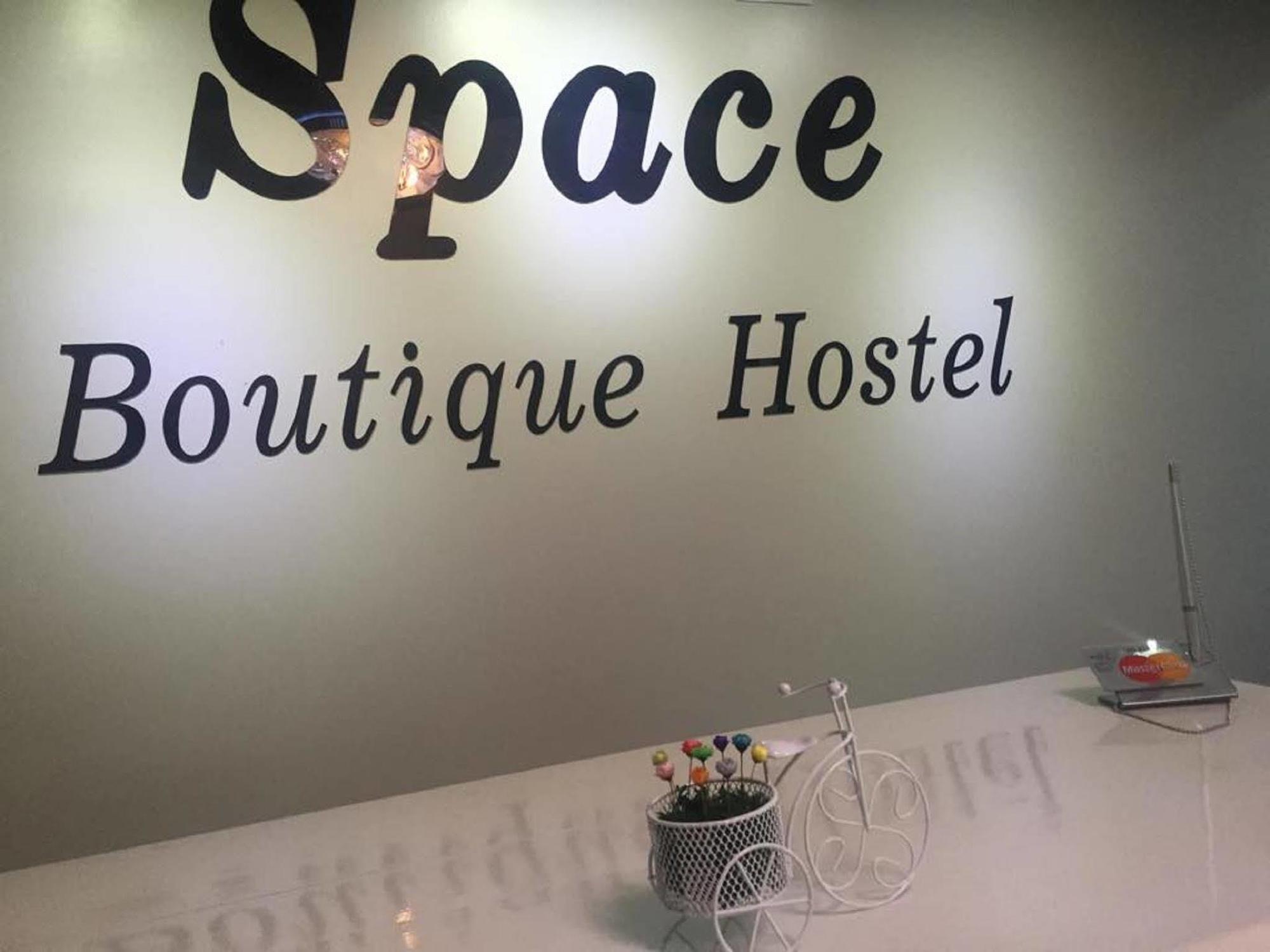 Space Boutique Hostel ヤンゴン エクステリア 写真